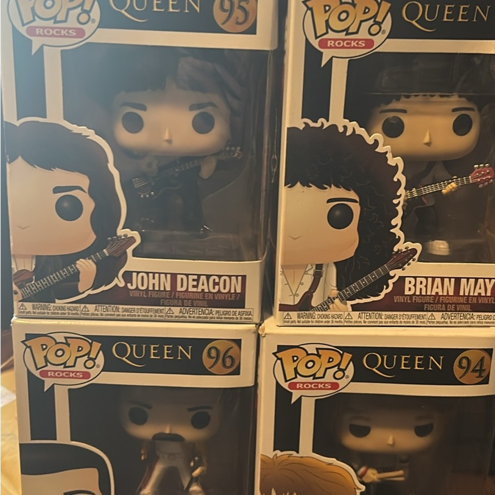 5 POP figures queen